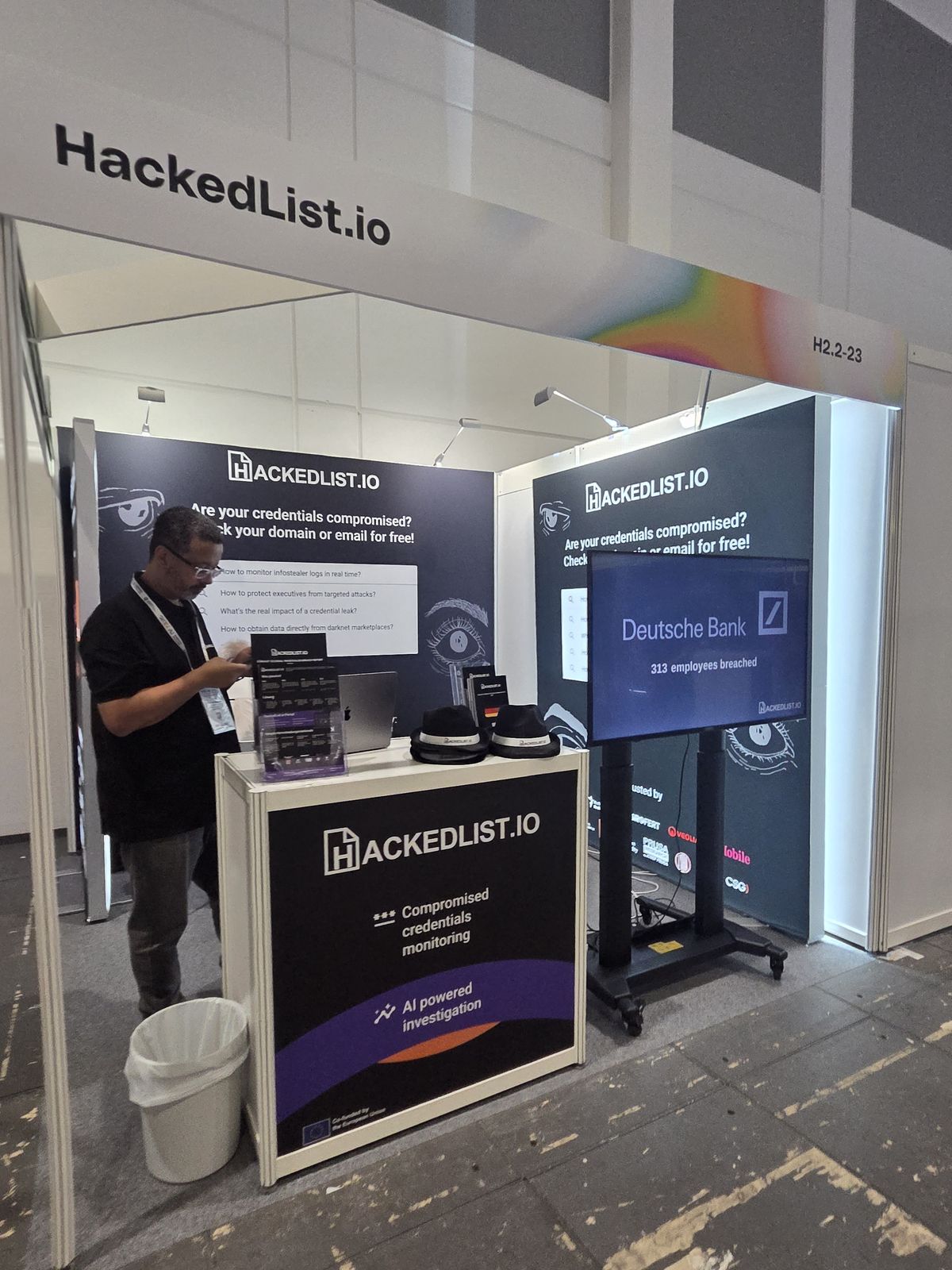 HackedList.io stand