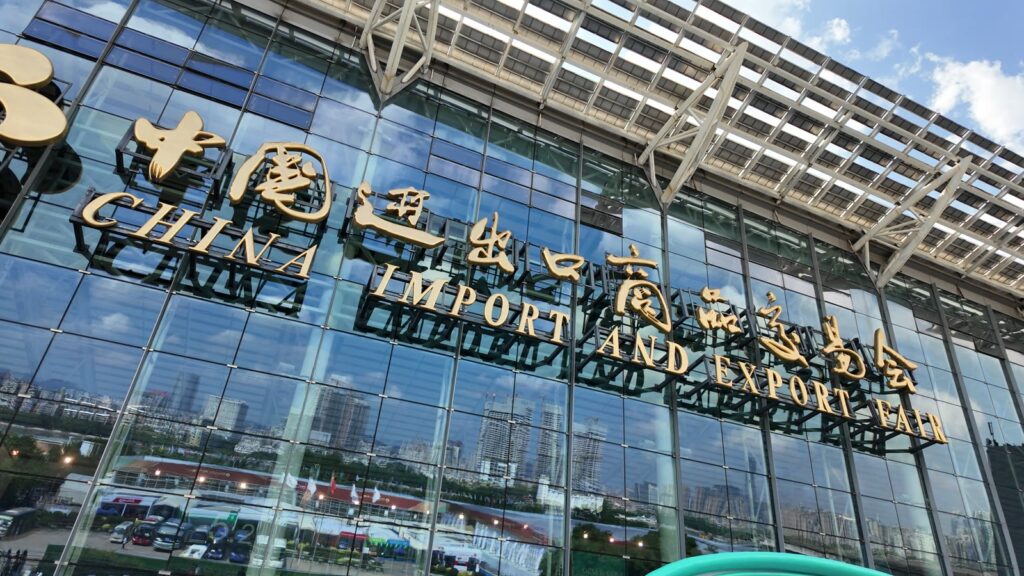 広交会の会場正面。「中国進出口商品交易会」のロゴと140回の記念アーチ