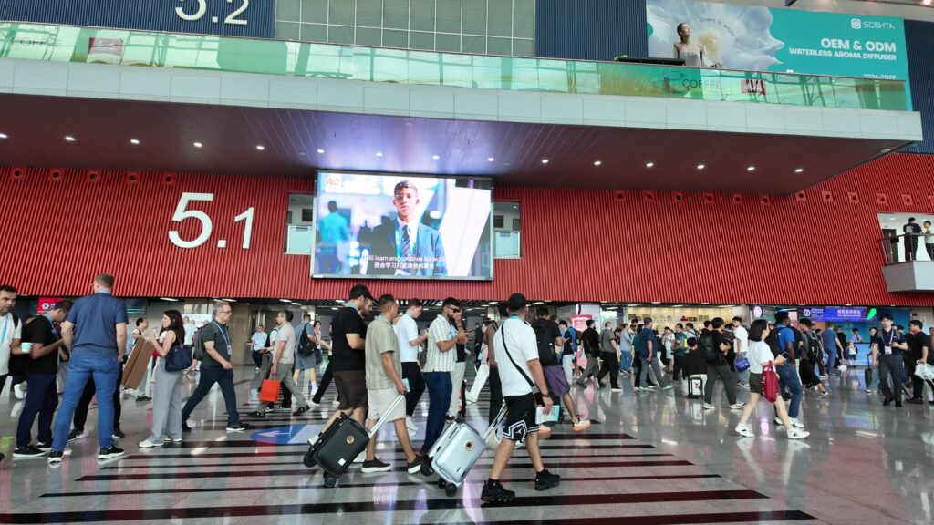 エリアAの入口(5.1)。開場直後から入場の人波が途切れない
