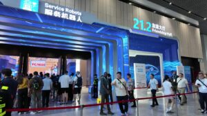 広交会 Canton Fair 2026 21.2 サービスロボット専区のゲート。青いアーチの前に入場待ちの人垣