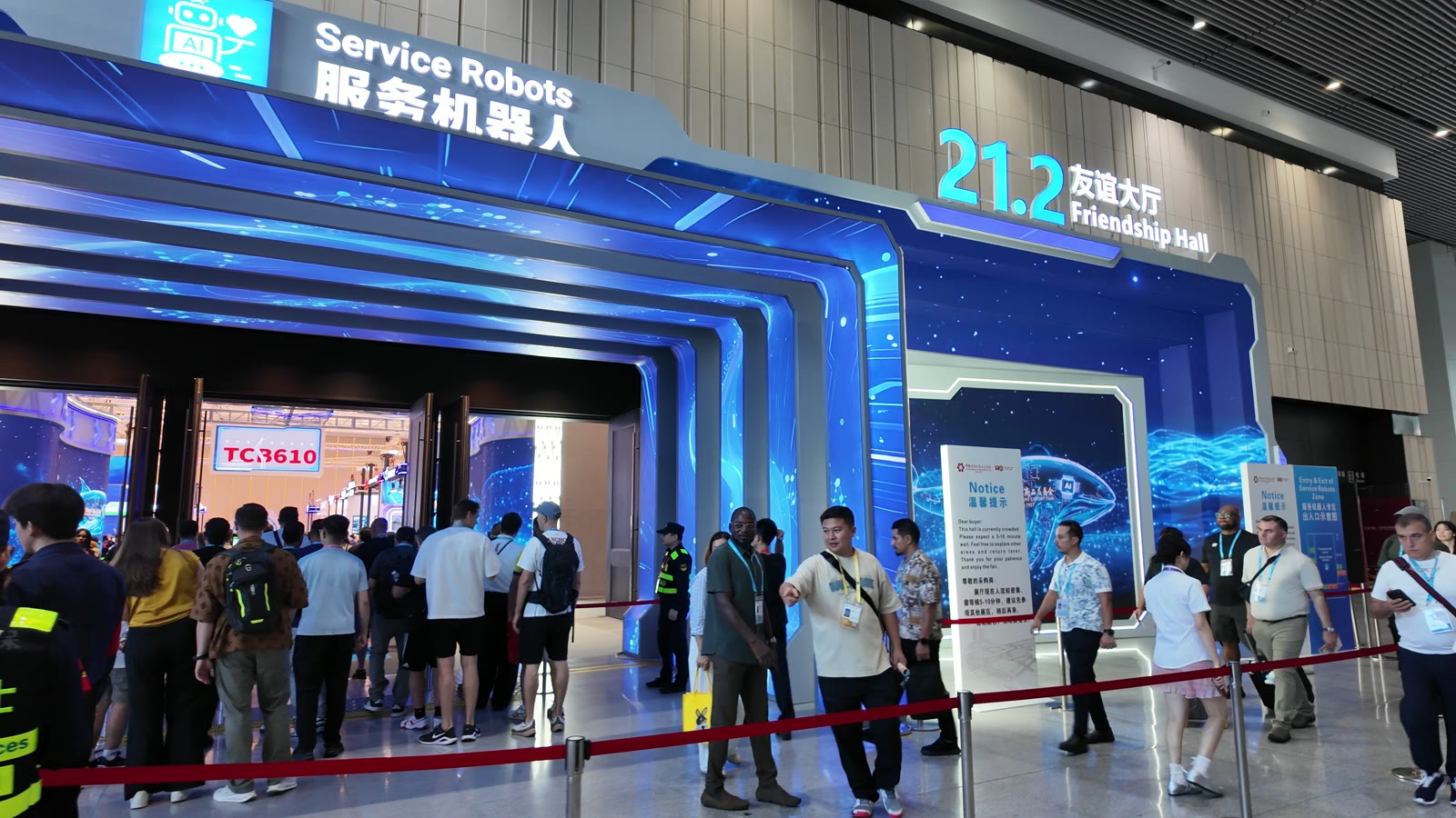 広交会 Canton Fair 2026 21.2 サービスロボット専区のゲート。青いアーチの前に入場待ちの人垣