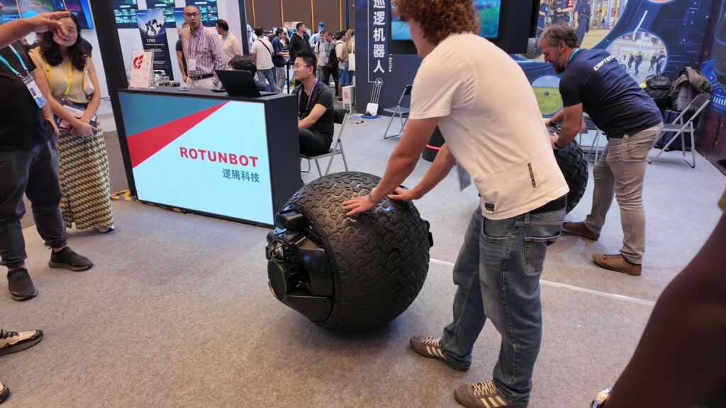 ROTUNBOTの球体型巡回ロボを来場者が手で押す