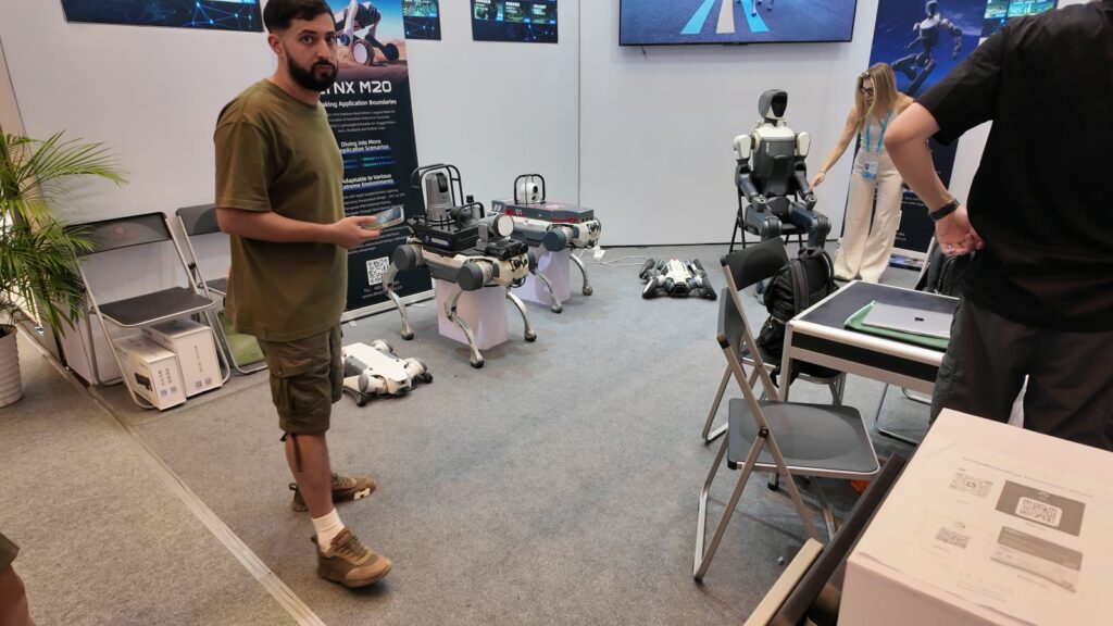 DEEP Roboticsの展示台。車輪脚ロボ「LYNX M20」と来場者