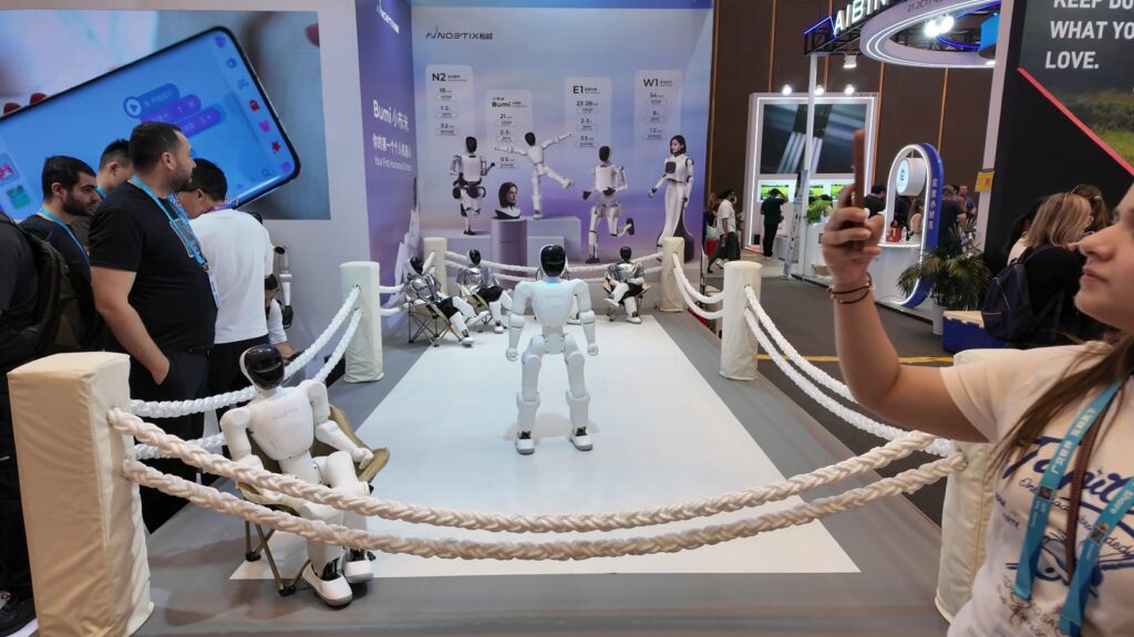 NOETIXの舞台。小型ヒューマノイドが歩き、来場者が撮影する