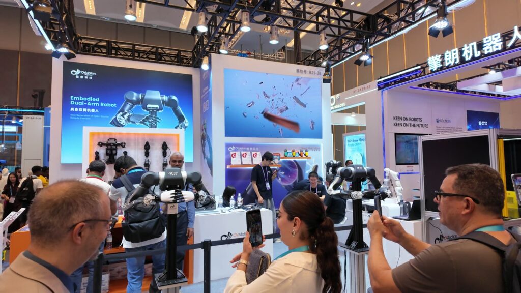 OYMotionの双腕ロボ。来場者が集まり撮影する