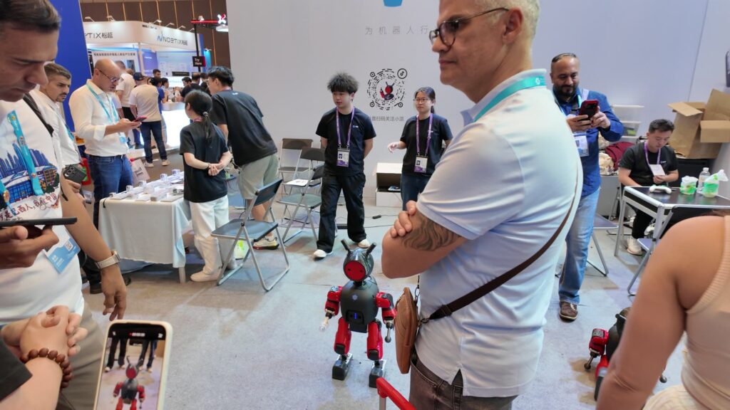 高擎动力の小型ヒューマノイド「Mini Pi」と来場者