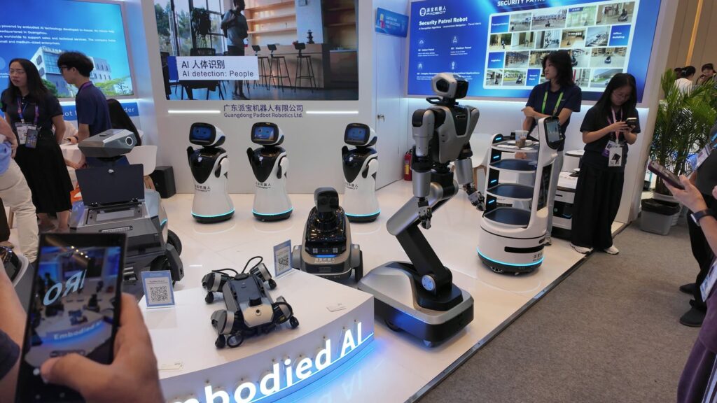 Padbotの上半身ヒューマノイド型サービスロボ。来場者がスマホで撮影
