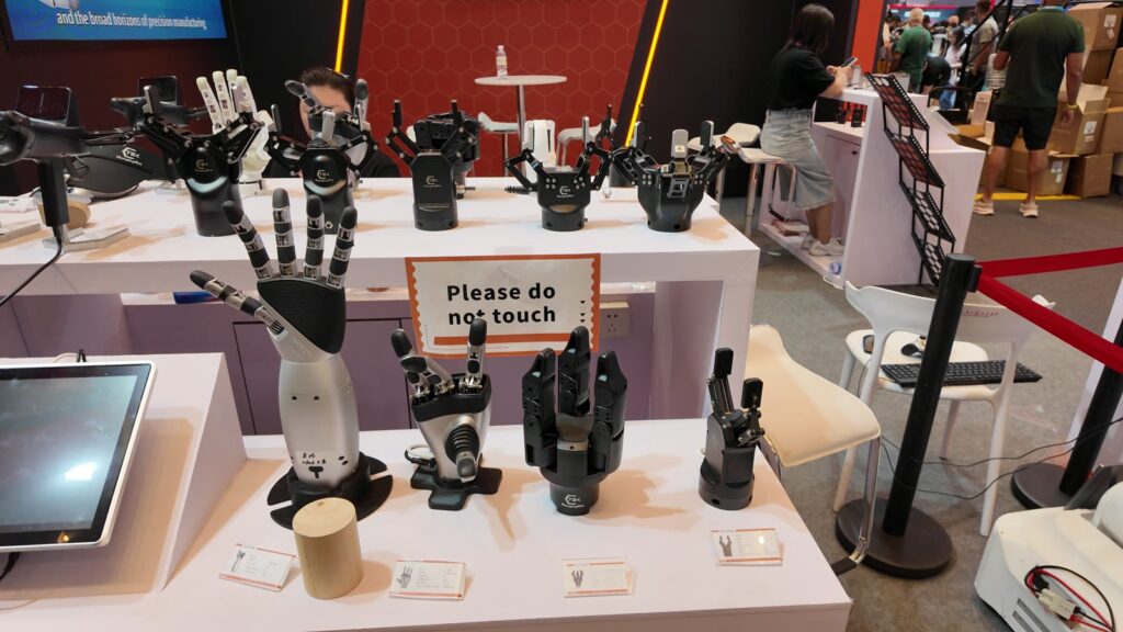 知行机器人の5指ロボットハンド。「Please do not touch」の札