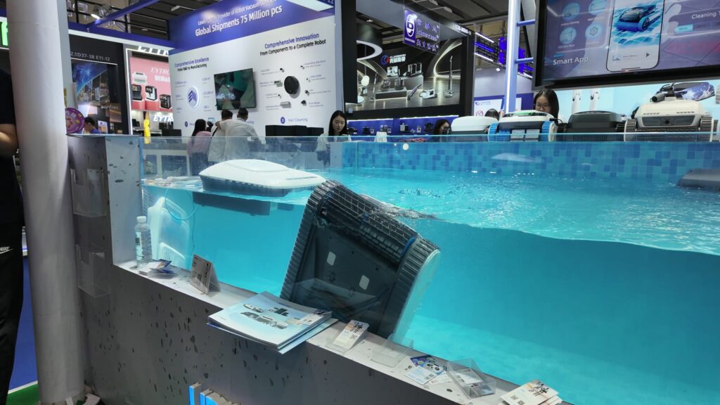 水槽の中でプール清掃ロボが動く。UBTECH|AIRROBOの展示