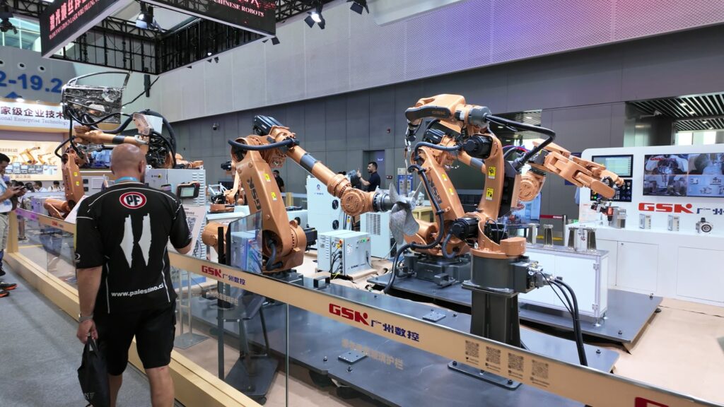 GSKの産業用アーム群。組立ライン風の展示