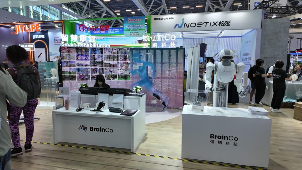 BrainCoのブース。白いヒューマノイドと製品展示