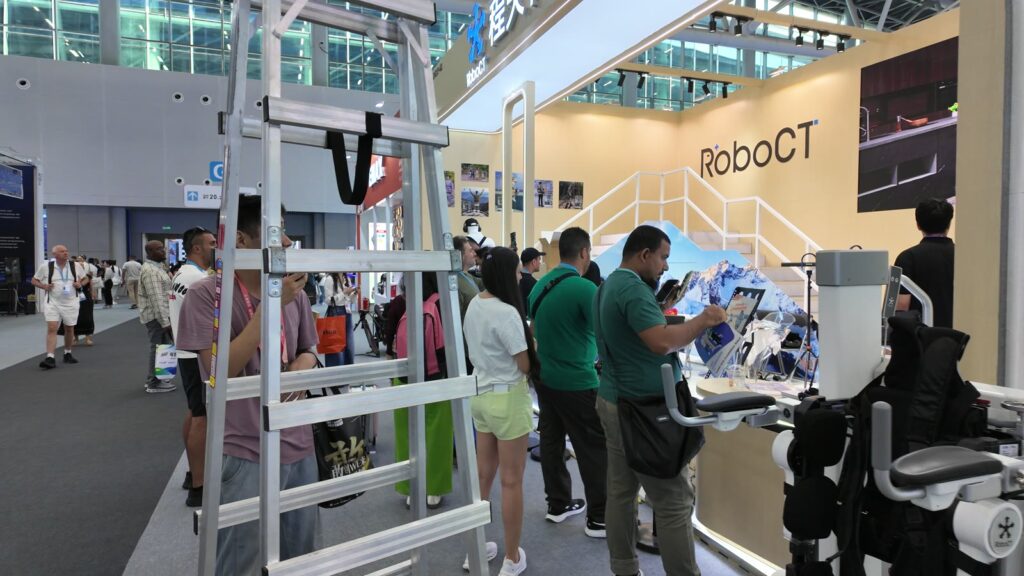RoboCTの外骨格。歩行訓練フレームと来場者