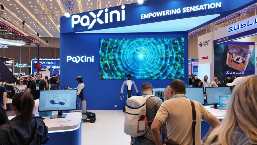 Paxiniのブース。「EMPOWERING SENSATION」の大型LED