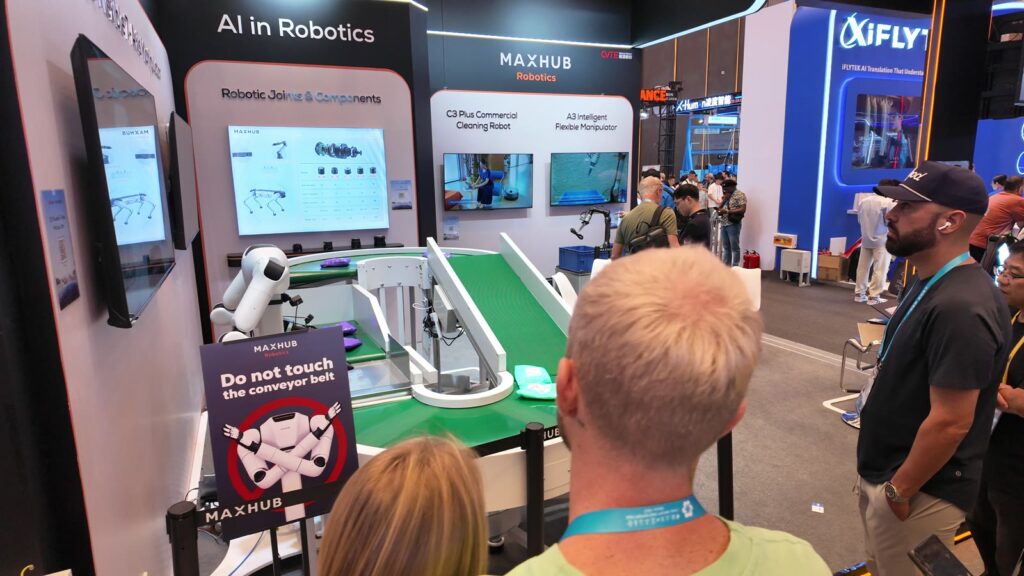 MAXHUBの「AI in Robotics」展示。アームが作業台で動く