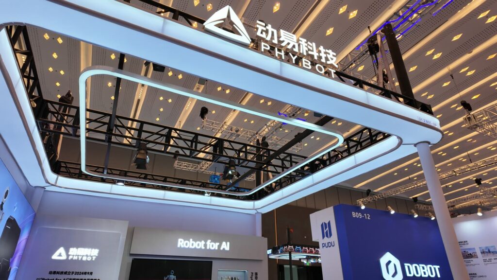 动易科技のブース。「Robot for AI」の看板